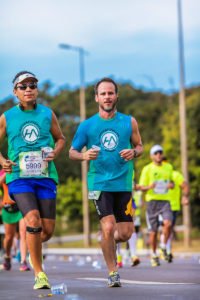 Dois homens correndo uma prova de corrida de rua em Brasília/DF 