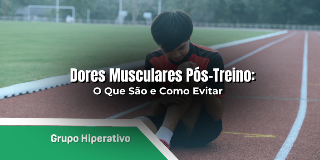 Um corredor está sentado na pista, segurando a perna com expressão de dor, evidenciando as dores musculares pós-treino.