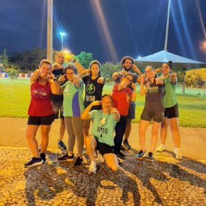 Mostrar um grupo de corrida em parque de Brasília/DF, mostrando que além da saúde conquistamos também amizades