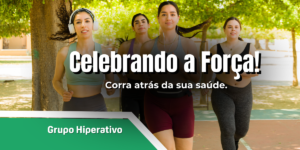 Mulheres correndo ao ar livre em uma pista arborizada, representando força, saúde e bem-estar no treino do Grupo Hiperativo.