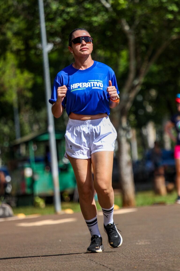 Participante caminhando em ritmo leve