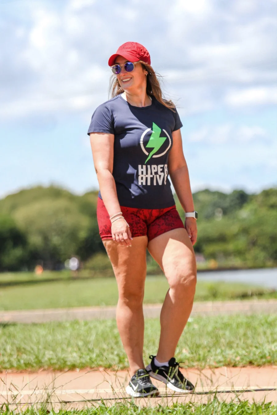 Participante do Hiperativo de camiseta escura e boné vermelho, ao ar livre.